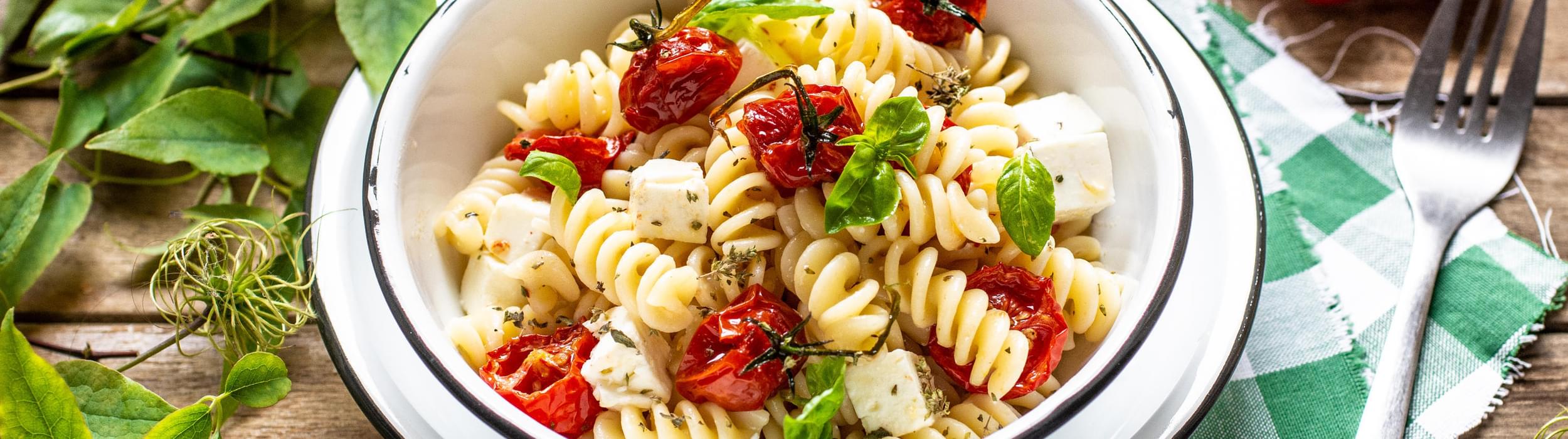 Fusilli avec tomates cerises cuites au four et feta Image