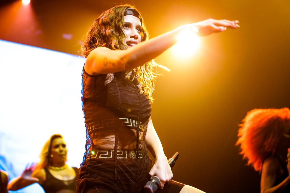 Anitta Chris Almeida 18
