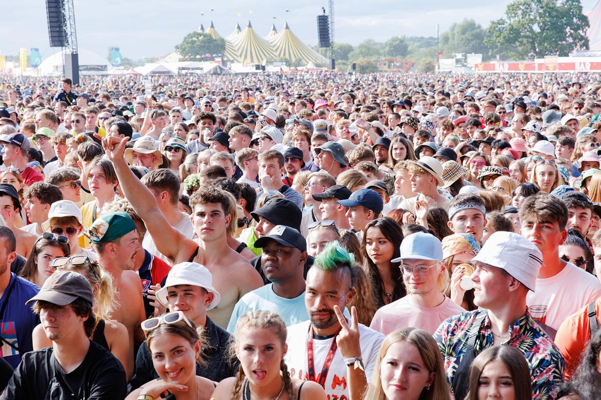 Lq crowd reading22 bc