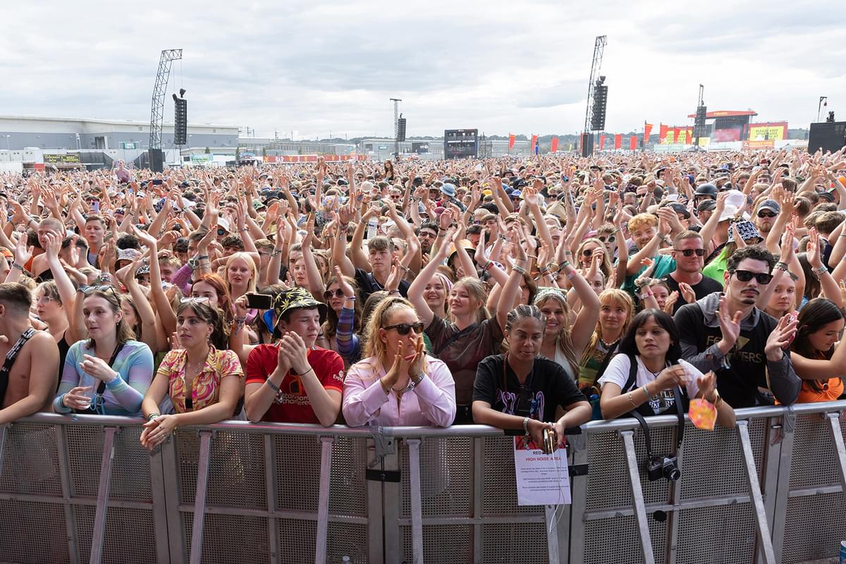 Lq crowd reading22 bc3