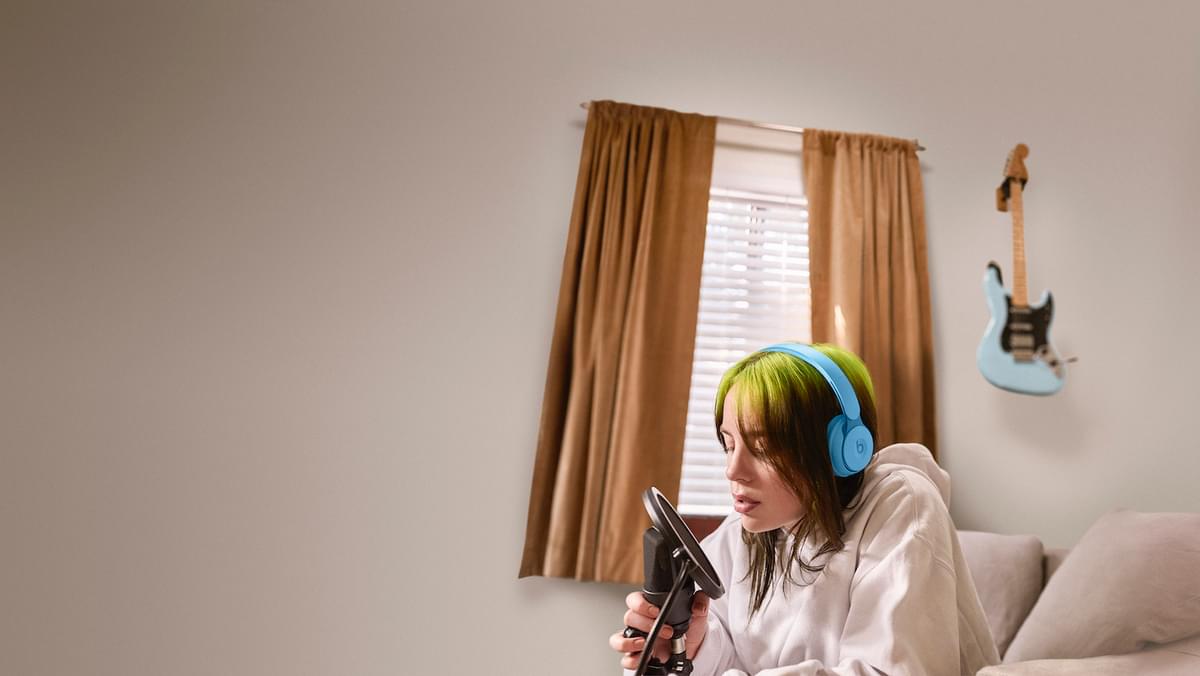 419 Billie Eilish Solo Pro Light Blue 0318 R4