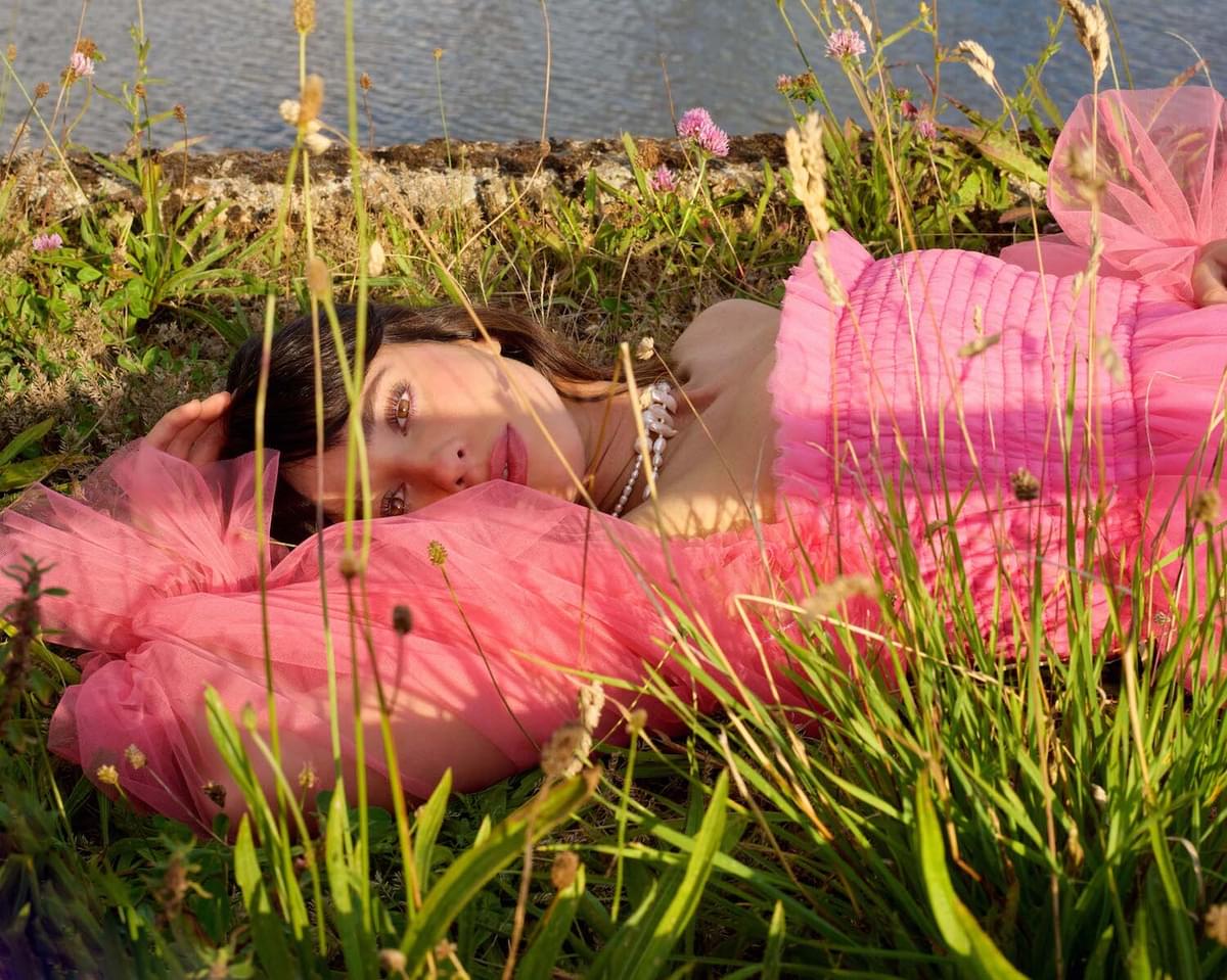 Foxes shares new single