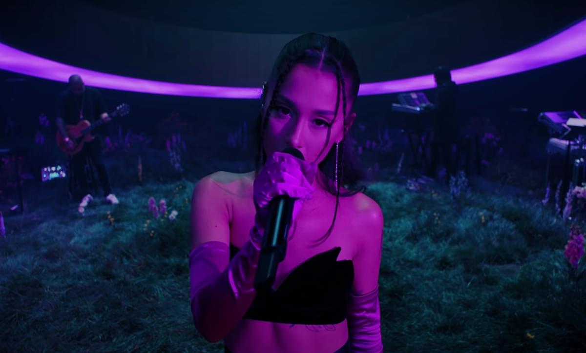 Ariana grande pov vevo live performance youtube