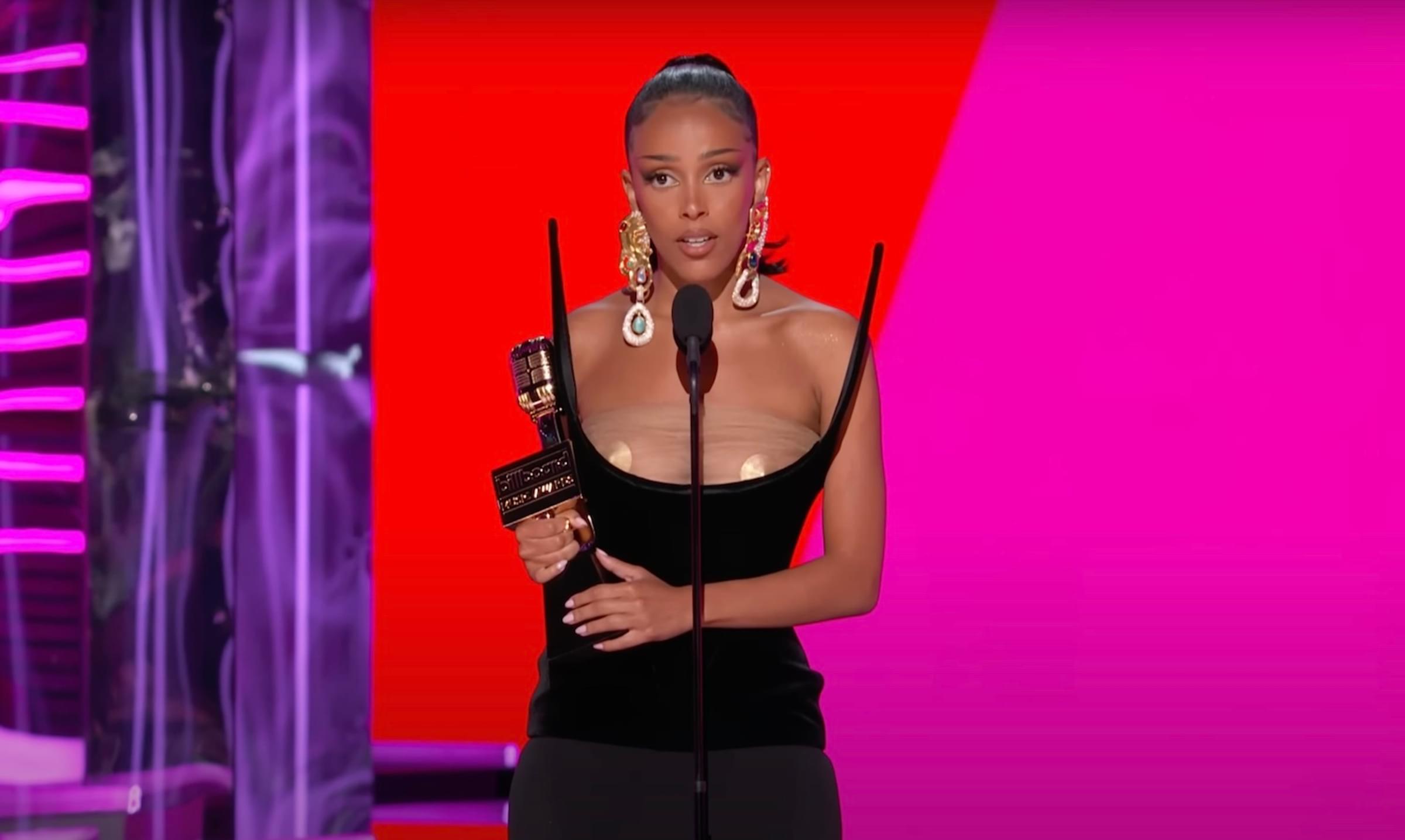 Doja Cat cancels The Weeknd tour and festival dates due to tonsil