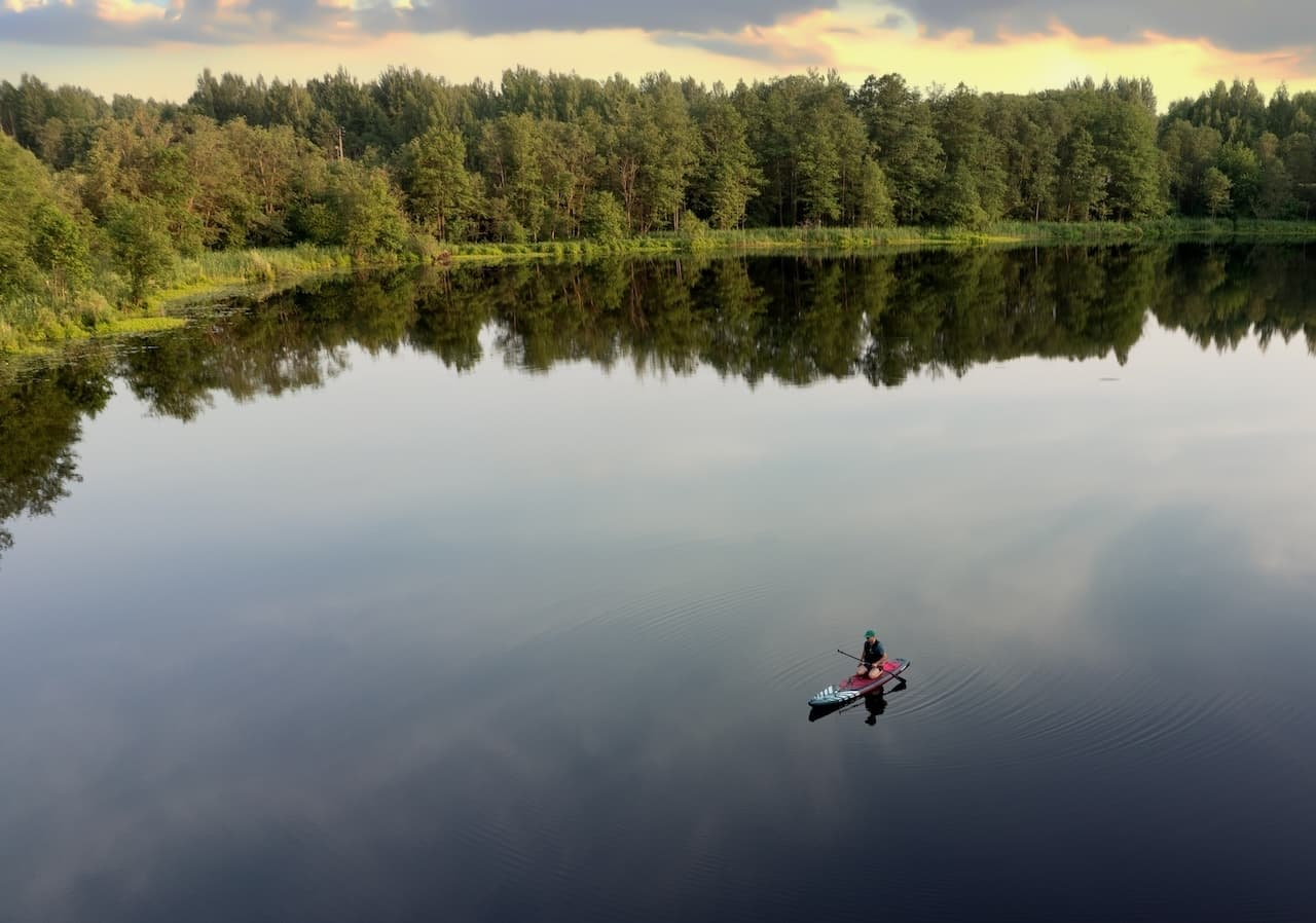 To make your learning experience an enjoyable and successful one, you should choose a location with perfect conditions for learning how to SUP. Photo: Maksim Safaniuk