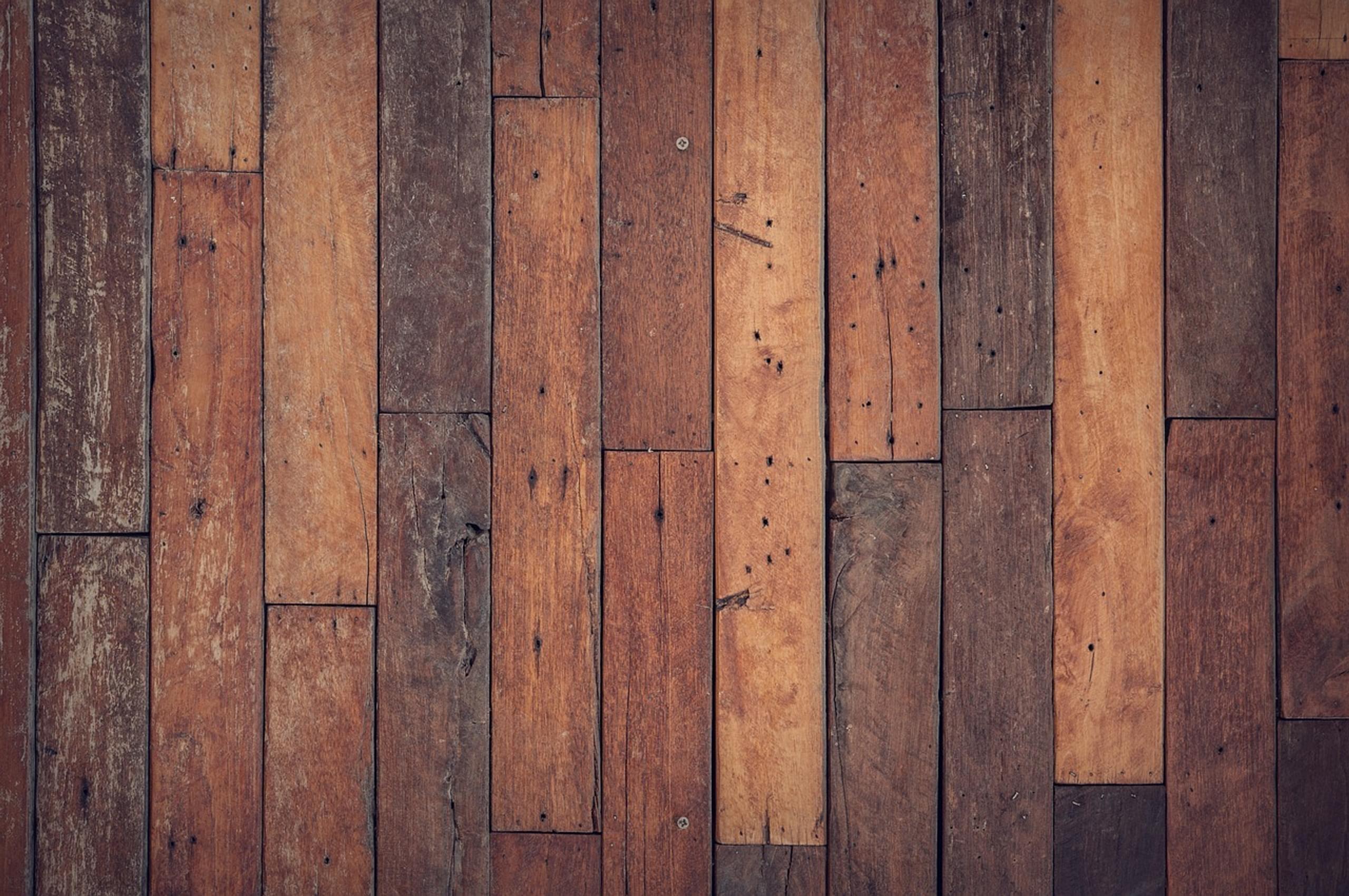 Come trattare i graffi sul parquet di casa