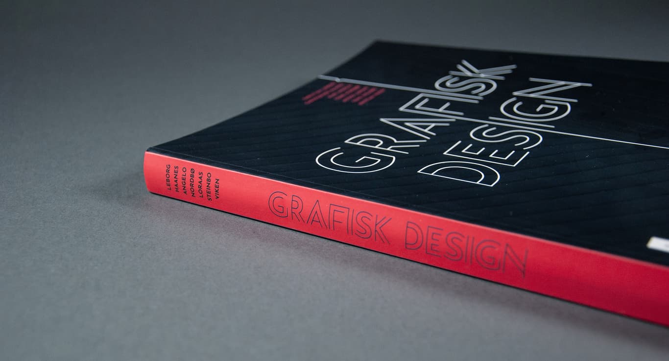 Bildet viser omslaget til boken "Grafisk design". Bakgrunnen er sort, og har hvit og rød tekst. Ryggen er rød med sort tekst.