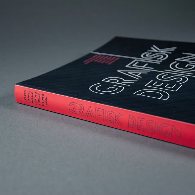 Bildet viser omslaget til boken "Grafisk design". Bakgrunnen er sort, og har hvit og rød tekst. Ryggen er rød med sort tekst.