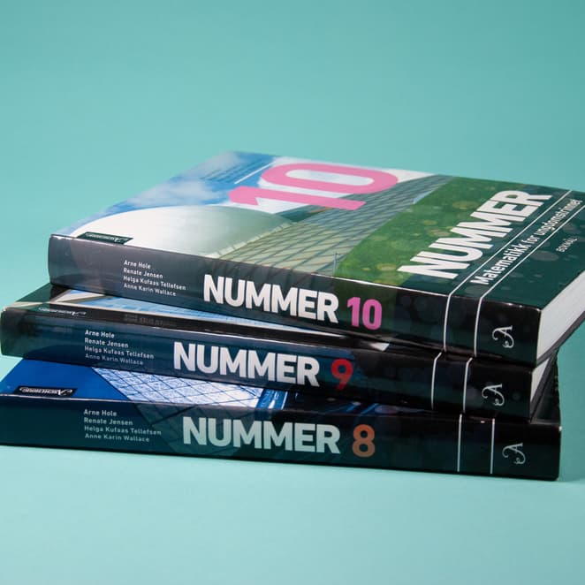 Bildet viser en stabel av alle tre bøkene i serien, Nummer 8–10, på en lyseblå bakgrunn