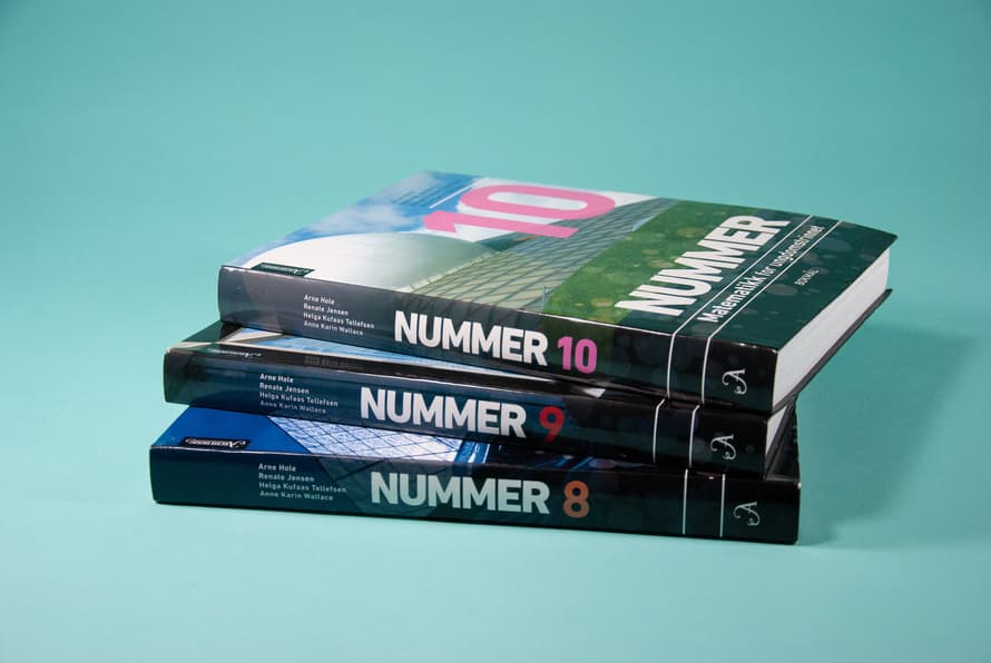 Bildet viser en stabel av alle tre bøkene i serien, Nummer 8–10, på en lyseblå bakgrunn