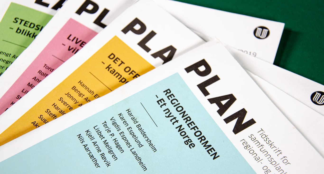 Bildet viser en stabel av fire omslag av tidsskriftet Plan.