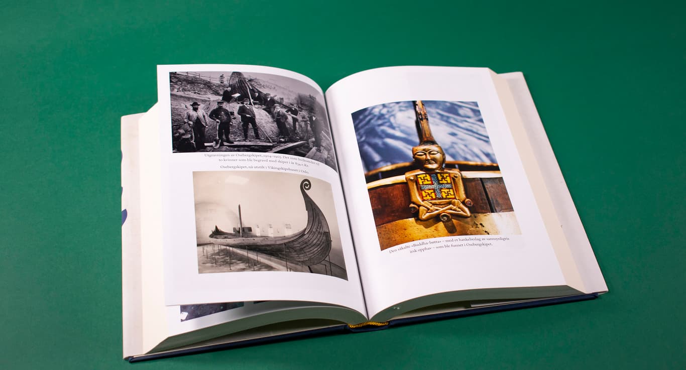 Viser et oppslag av en bok med 3 bilder. To er av vikingskipet Osebergskipet og ett av en Buddha-figur