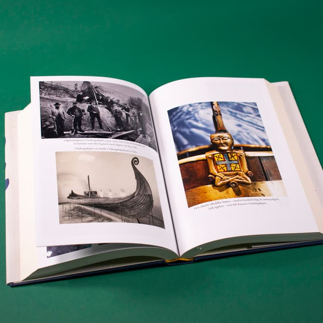 Viser et oppslag av en bok med 3 bilder. To er av vikingskipet Osebergskipet og ett av en Buddha-figur