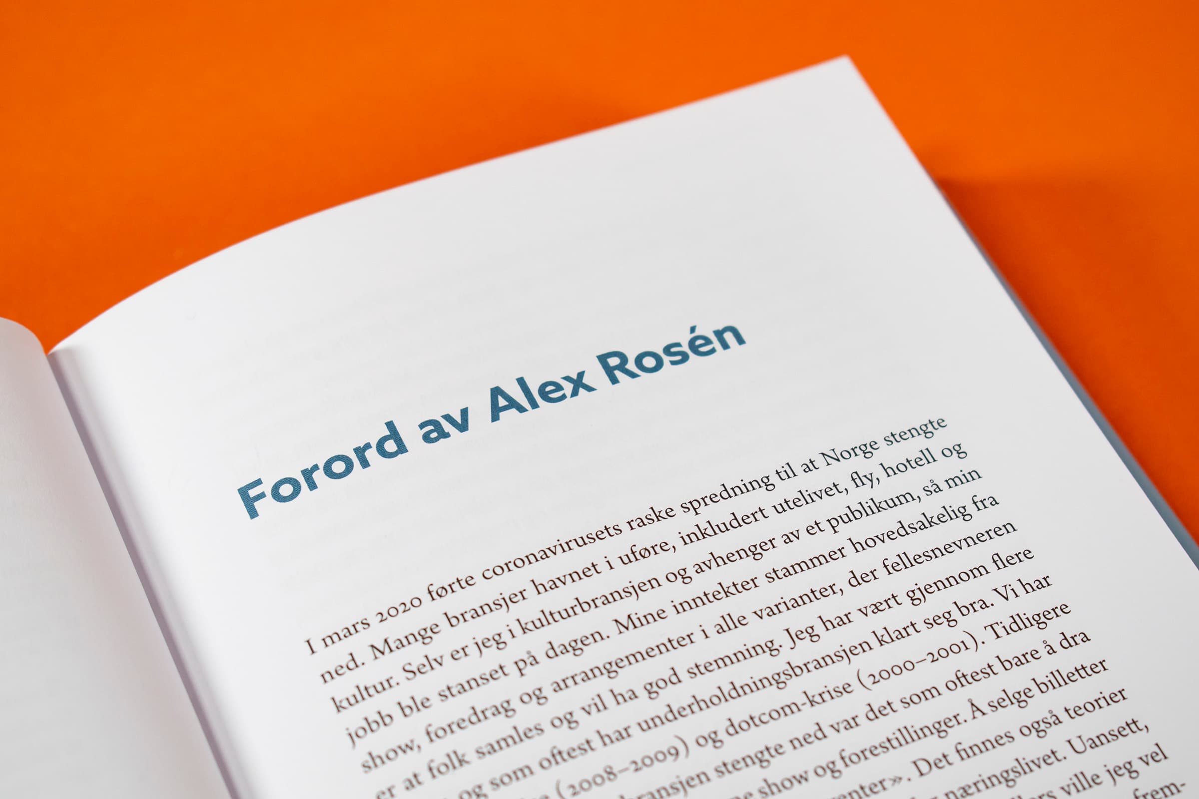 Bildet viser et utsnitt av en bok. Det er tekst på siden, og øverst en tittel hvor det står «Forord av Alex Rosén».