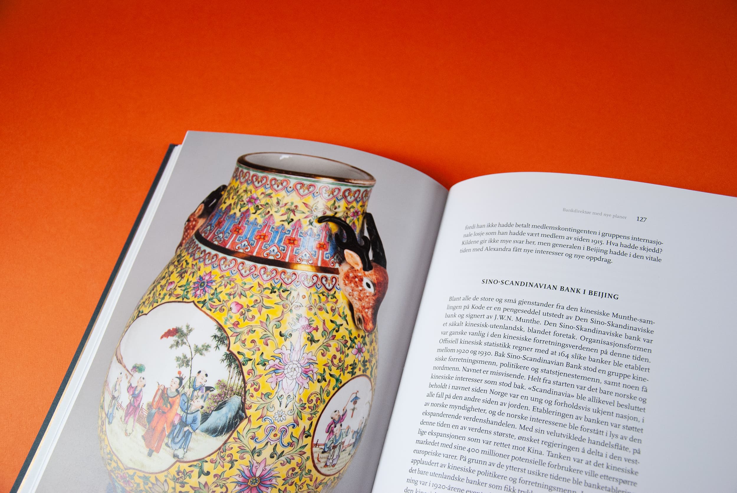 Bildet viser utsnitt av boka. På venstre side er det bilde av en mønstrete vase, mens på høyre side er det tekst