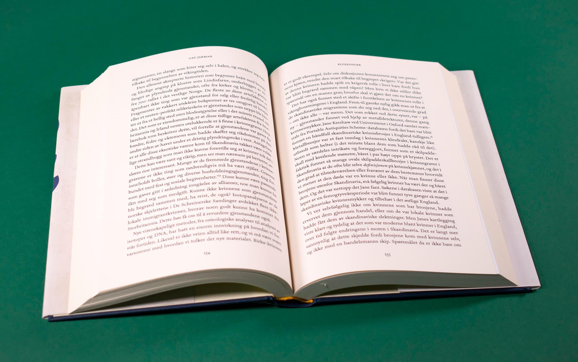 Bildet viser et oppslag av boken Elvekonger, og er kun tekst på sidene.