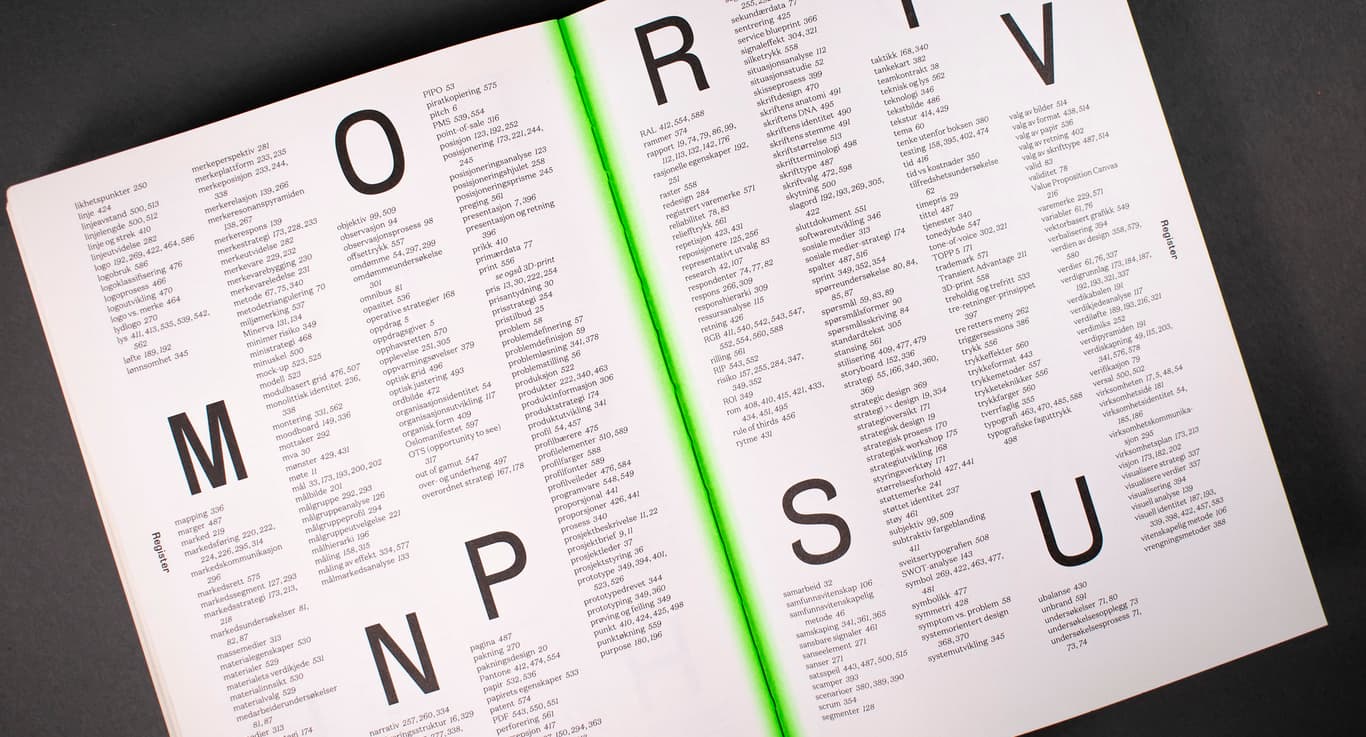 Stikkordsregister i boken Design og Strategi, som har et tiltalende design med store seksjonsbokstaver