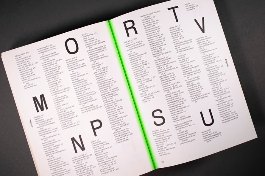 Stikkordsregister i boken Design og Strategi, som har et tiltalende design med store seksjonsbokstaver