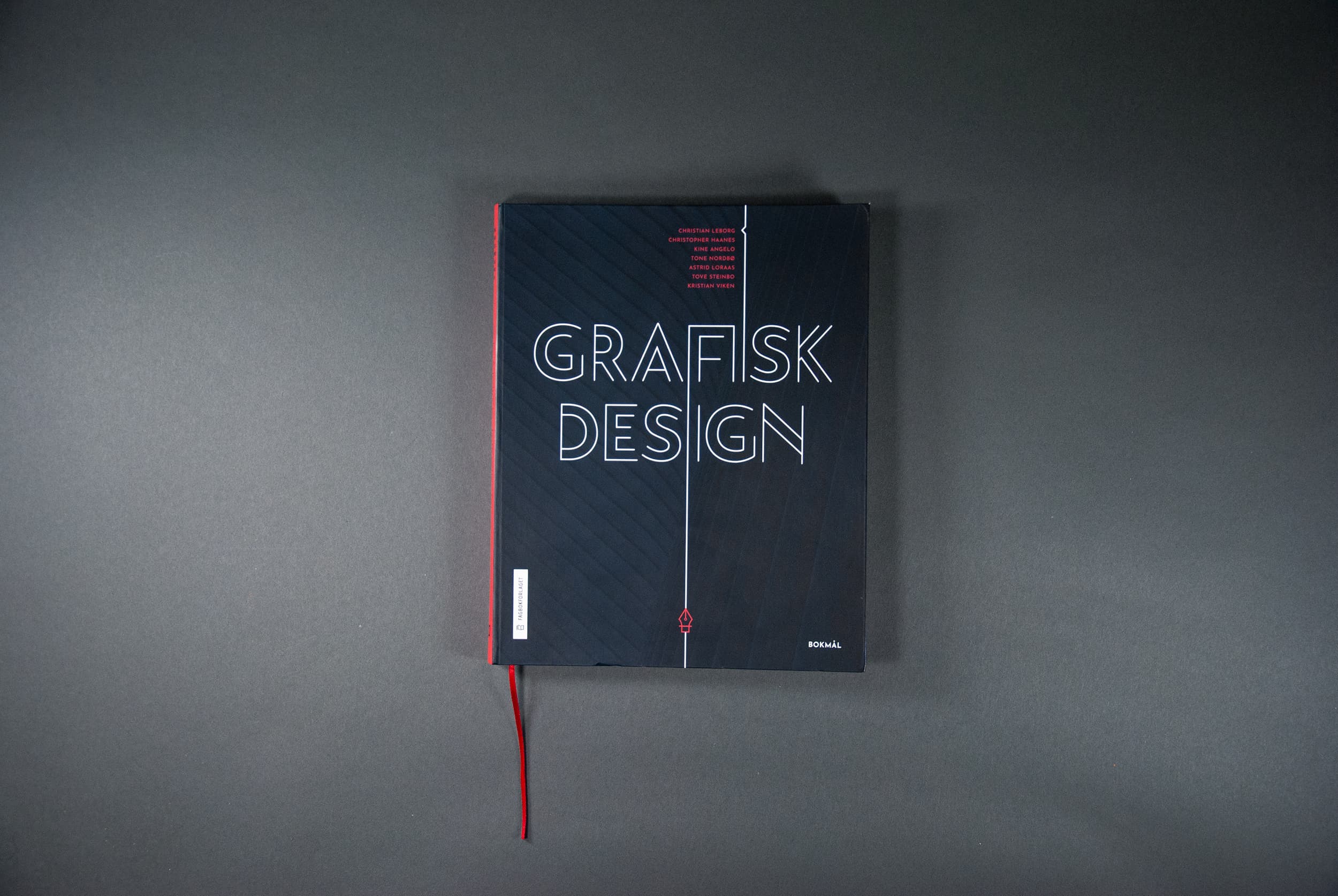 Bildet viser omslaget til boken. Det er sort med tittelen "Grafisk design" i hvitt og liten tekst i rødt.
