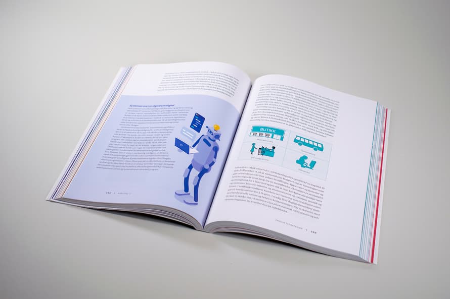 Bildet viser et oppslag en av bok med tekst. På 2/3 av siden å venstre side, er det en lilla bakgrunn på teksten, med en illustrasjon av en robot. På høyre side er det en illustrasjon av en buss, butikk og mennesker