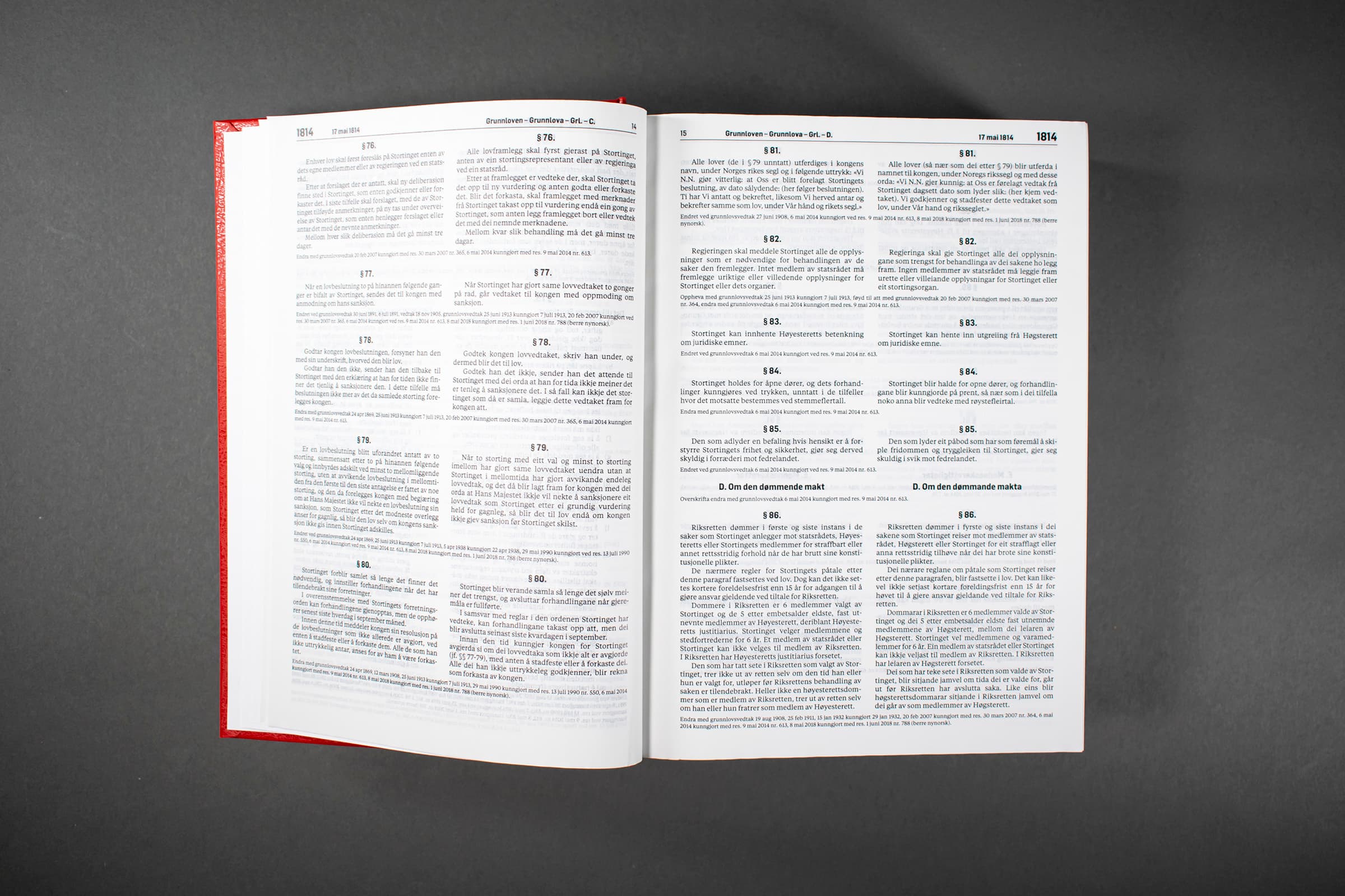 Et oppslag av boken hvor teksten er satt i to spalter og har en midtstilt tittel over hvert avsnitt.