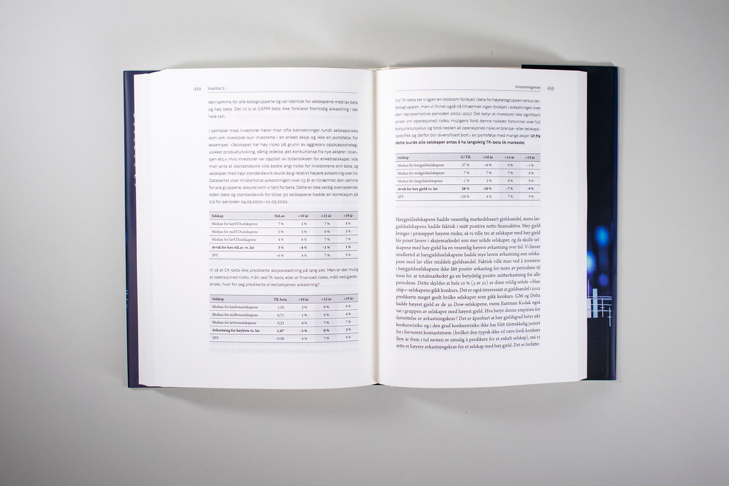 Et oppslag fra boken som består av tekst og tre ulike tabeller.