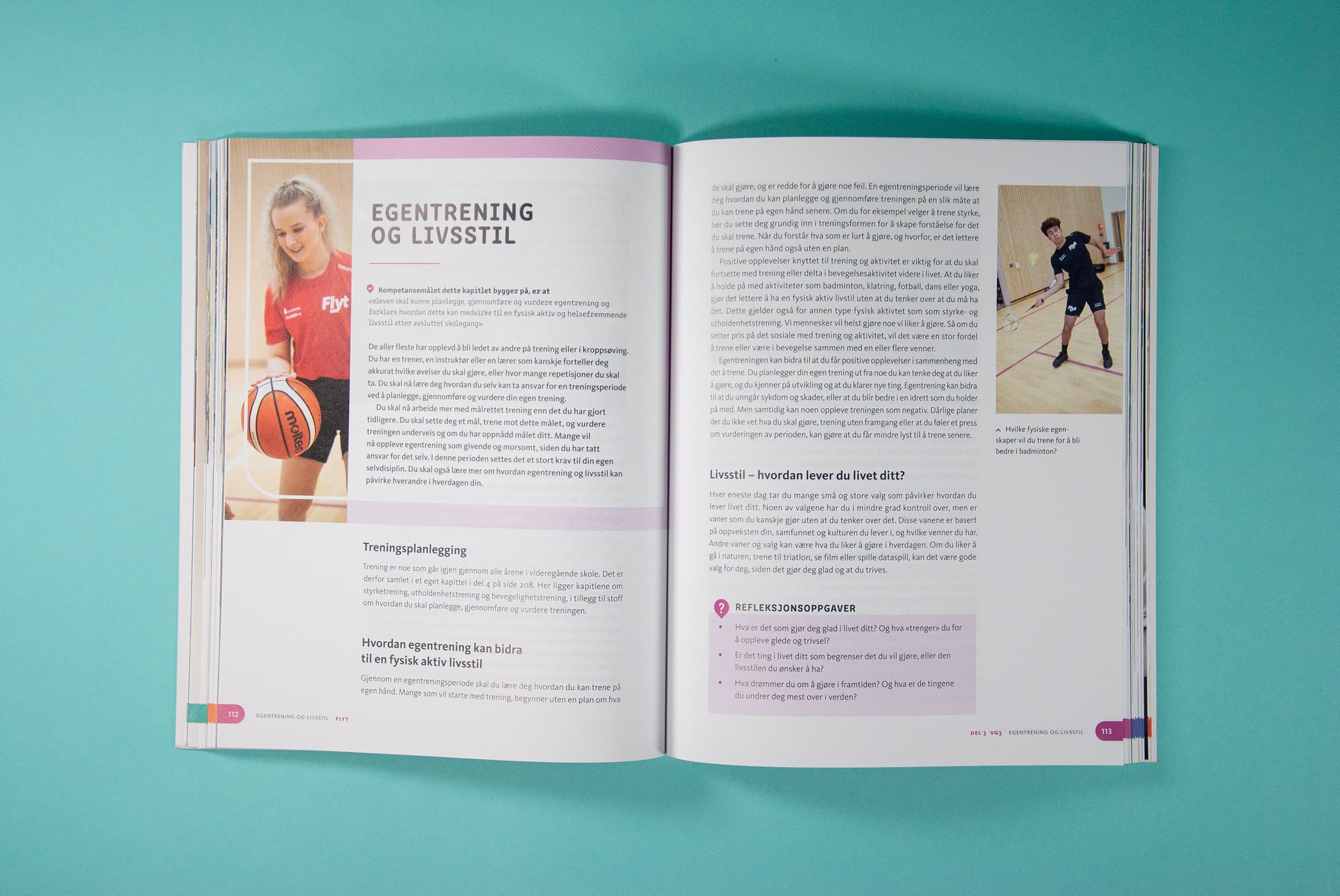Bildet viser et oppslag i boken med tittel "Egentrening og livsstil". Til venstre er det et bilde av en jente som spiller basketball, og på høyre side er det et bilde av en gutt som spiller badminton. Støttefargen i dette kapittelet er rosa.