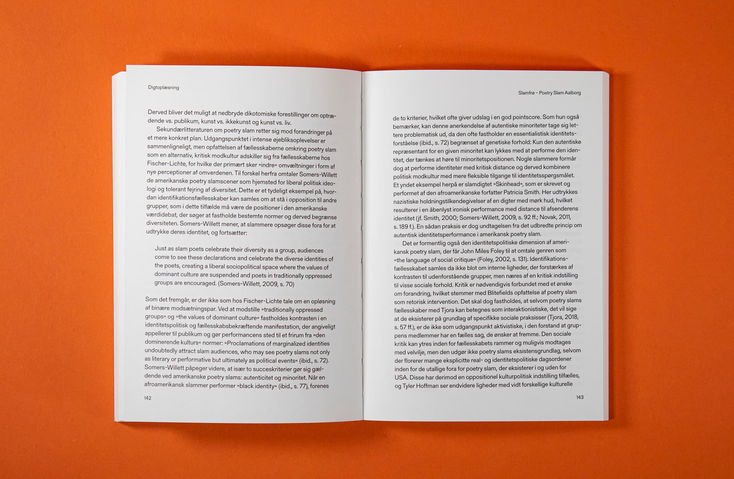Bildet viser et teksttungt oppslag, hvor man tydelig kan se bokens satsspeil.