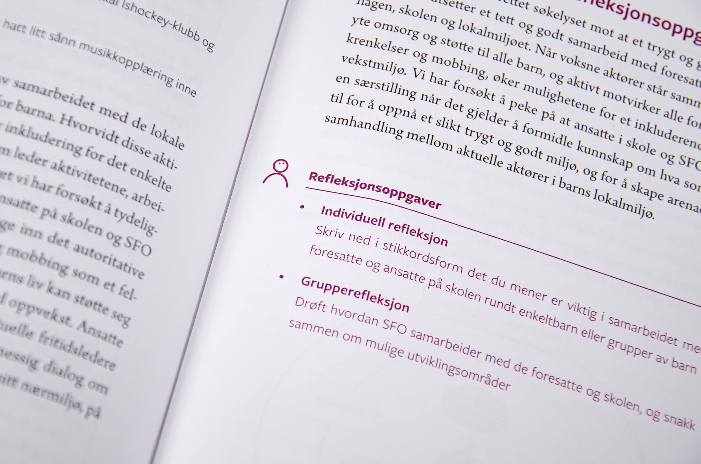 Bildet viser et nærbilde av bok. Det er tekst på begge sider, men på den ene siden er det en «refleksjonsoppgave». Den er satt i rosa, og har et abstrakt ikon av en person i margen.