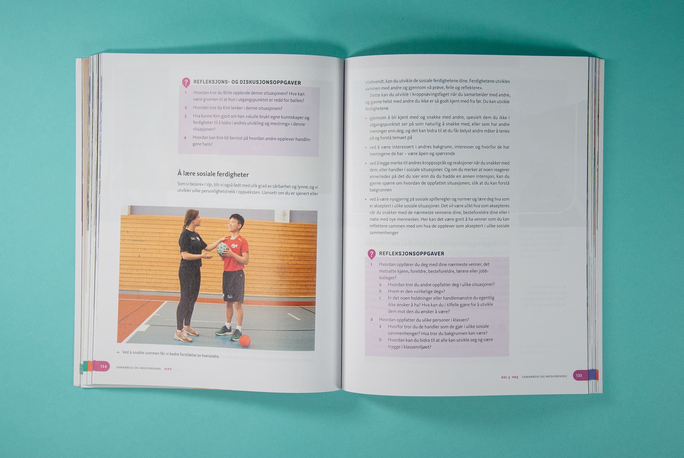 Dette bildet viser et oppslag i boken hvor det er et bilde av to personer i gymsalen, og to ulike bokser med refleksjonsoppgaver.