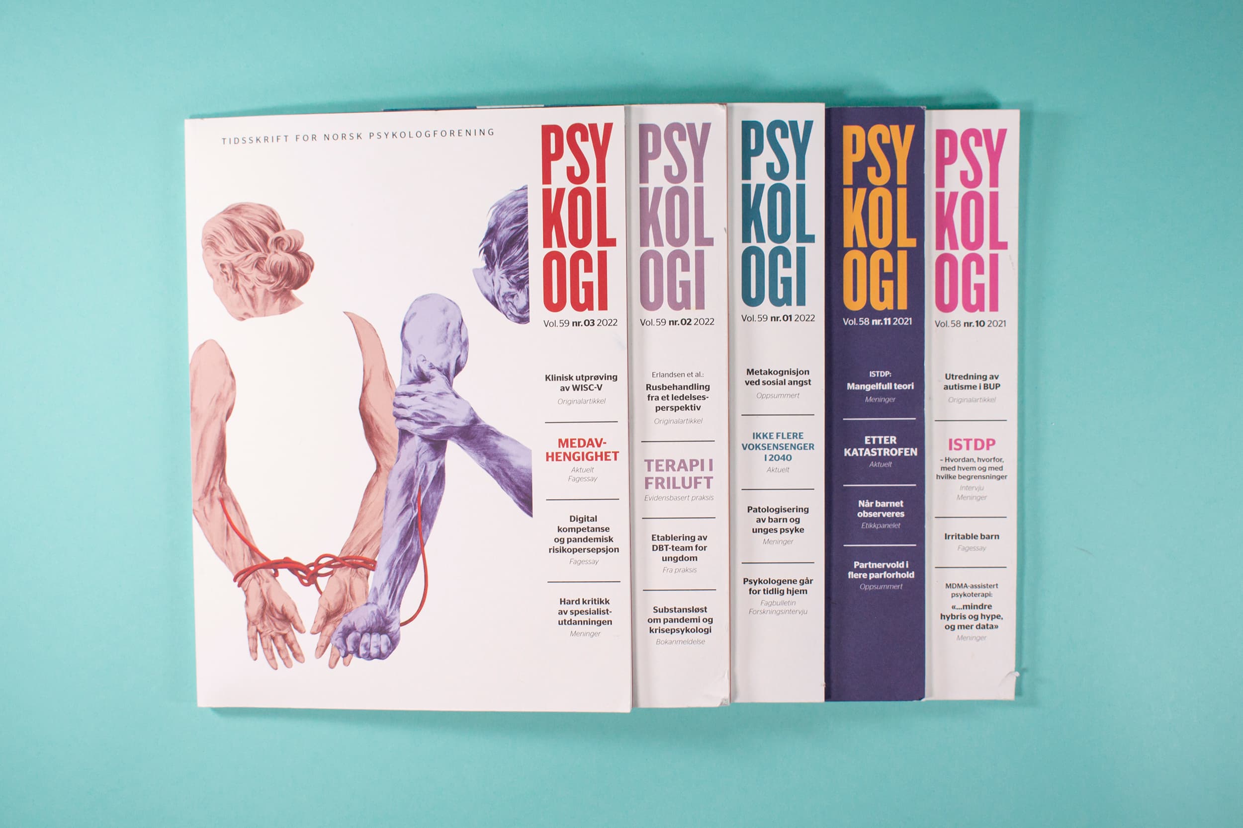 5 omslag av tidsskriftet plassert etter hverandre, som fokuserer på illustrasjonen på omslaget og den tydelige logoen «Psykologi»