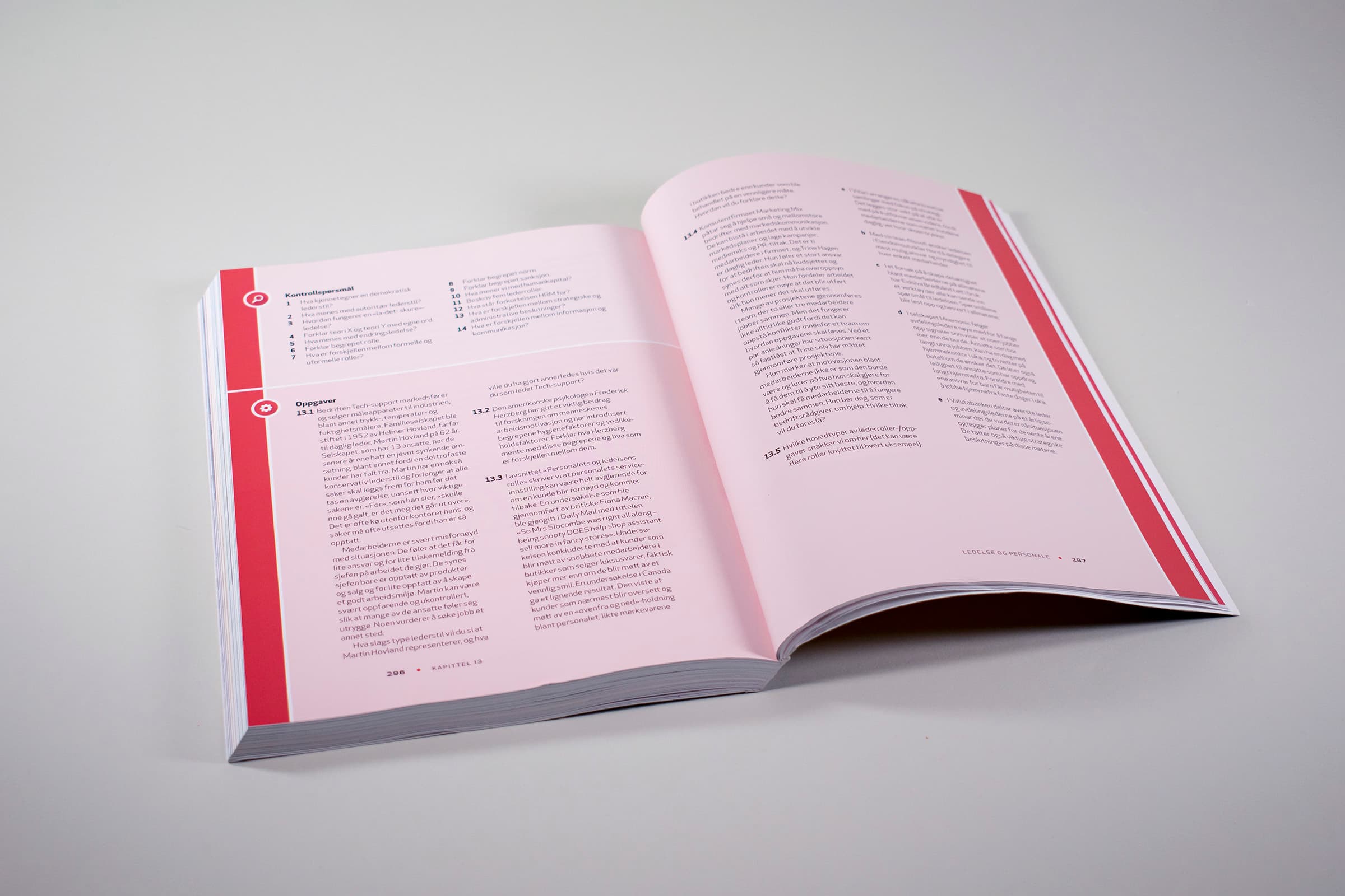 Bildet viser et oppslag av en bok, med rosa bakgrunnsfarge. Teksten er satt i to spalter.