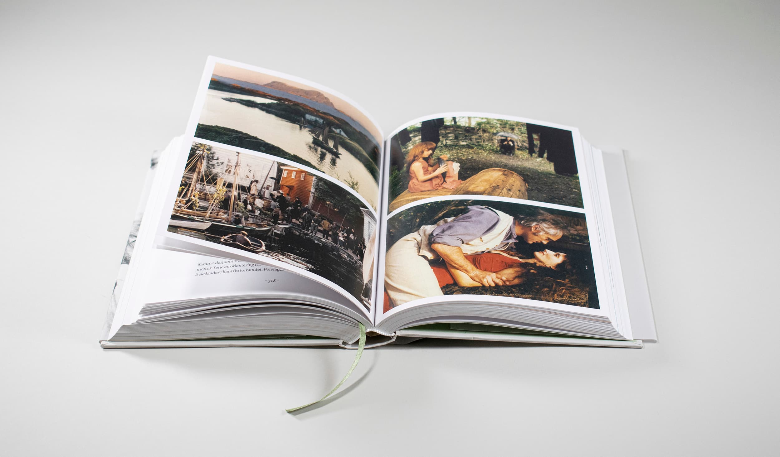 Bildet viser et oppslag i boken hvor det er et rutenett med ulike bilder av Vibeke.