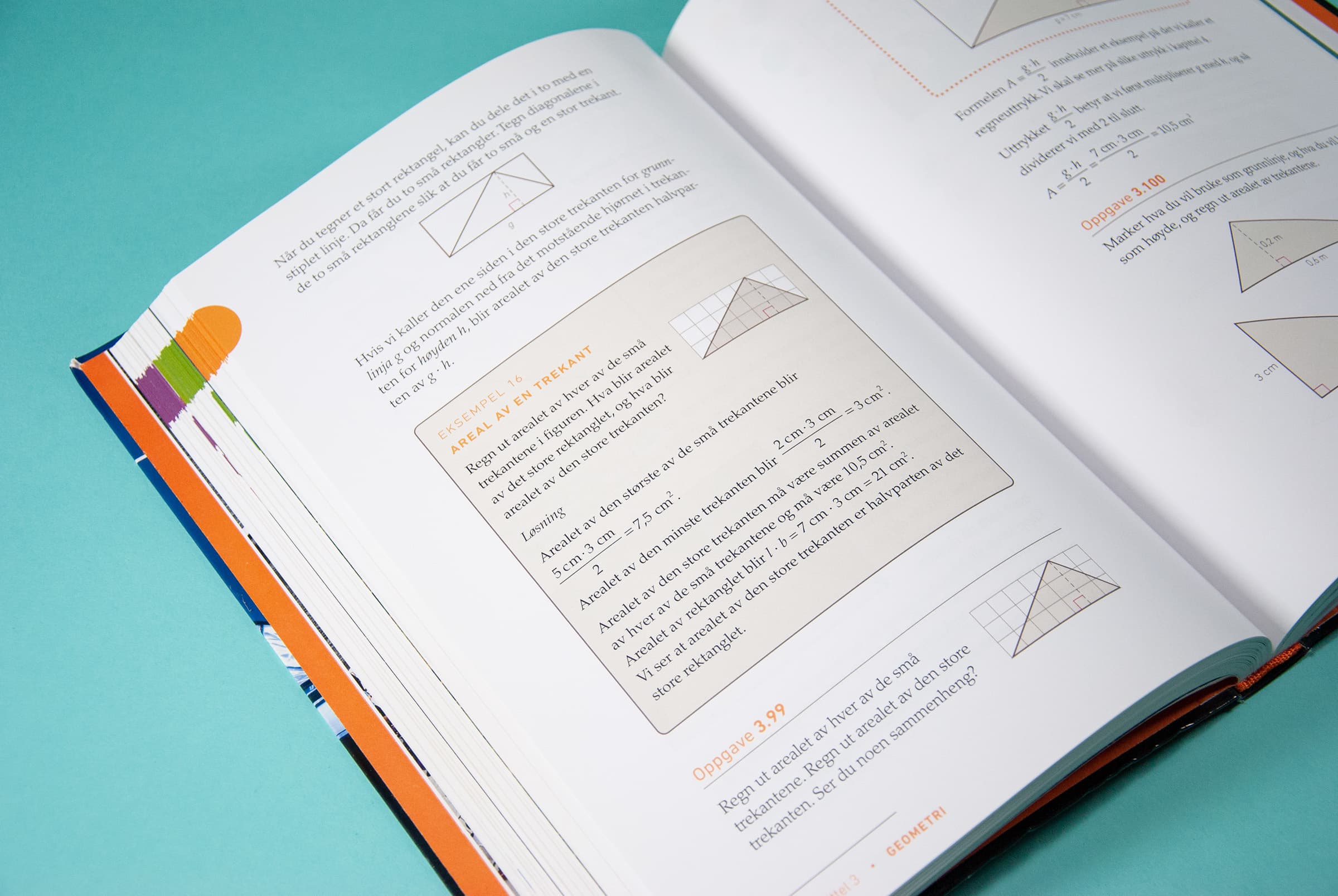 Bildet viser et oppslag av en bok. Det er tekst på siden, sammen med en del trekanter og grafer. Midt på venstre side er en eksempelboks.
