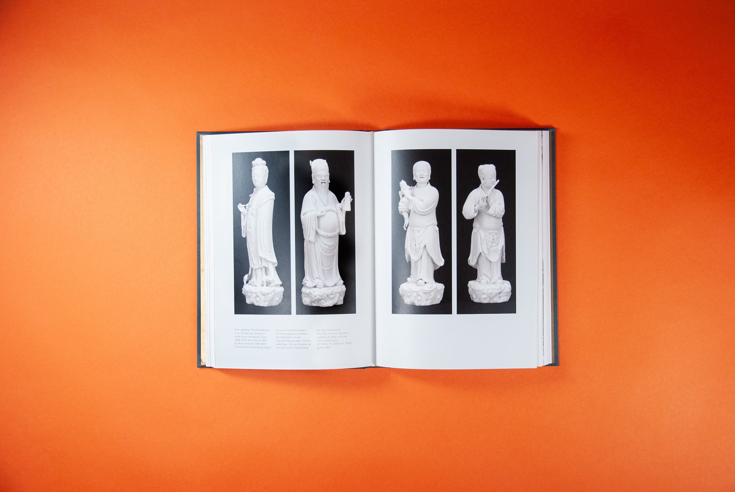 Bildet viser et oppslag av boka. Det er to avlange bilder på hver side. De er alle av hvite skulpturer, med sort bakgrunn.