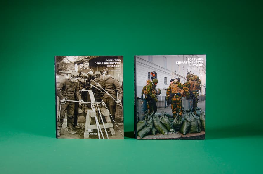 Bildet viser omslagene av bøkene Forsvarsdepartementets historie 1 og 2