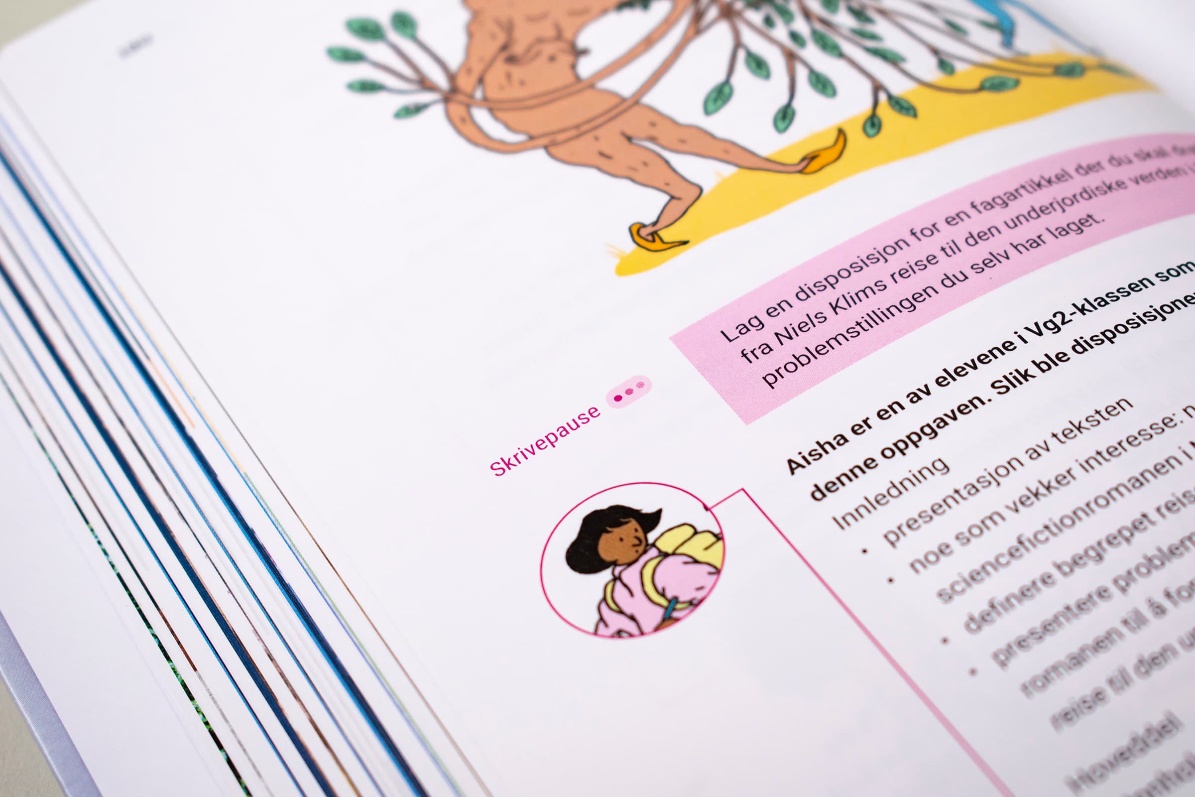 Dette bildet viser skrive-pause ikonet til boken, og en illustrasjon av en jente med skolesekk.