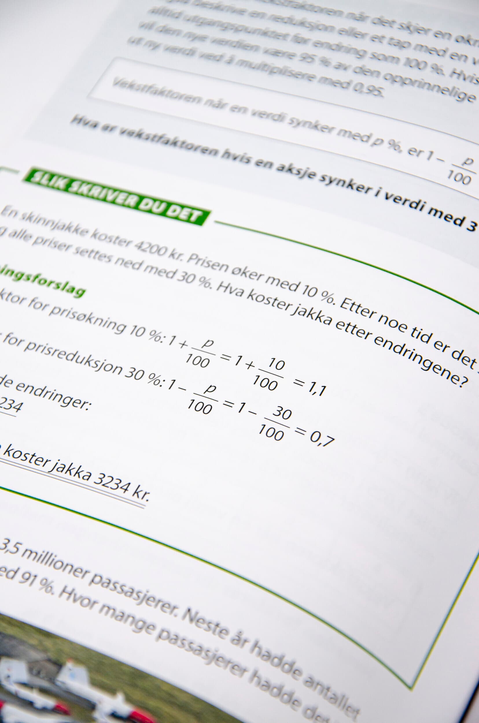 Bildet viser et utsnitt av en bok. Det viser en tekstboks som viser regnestykker.