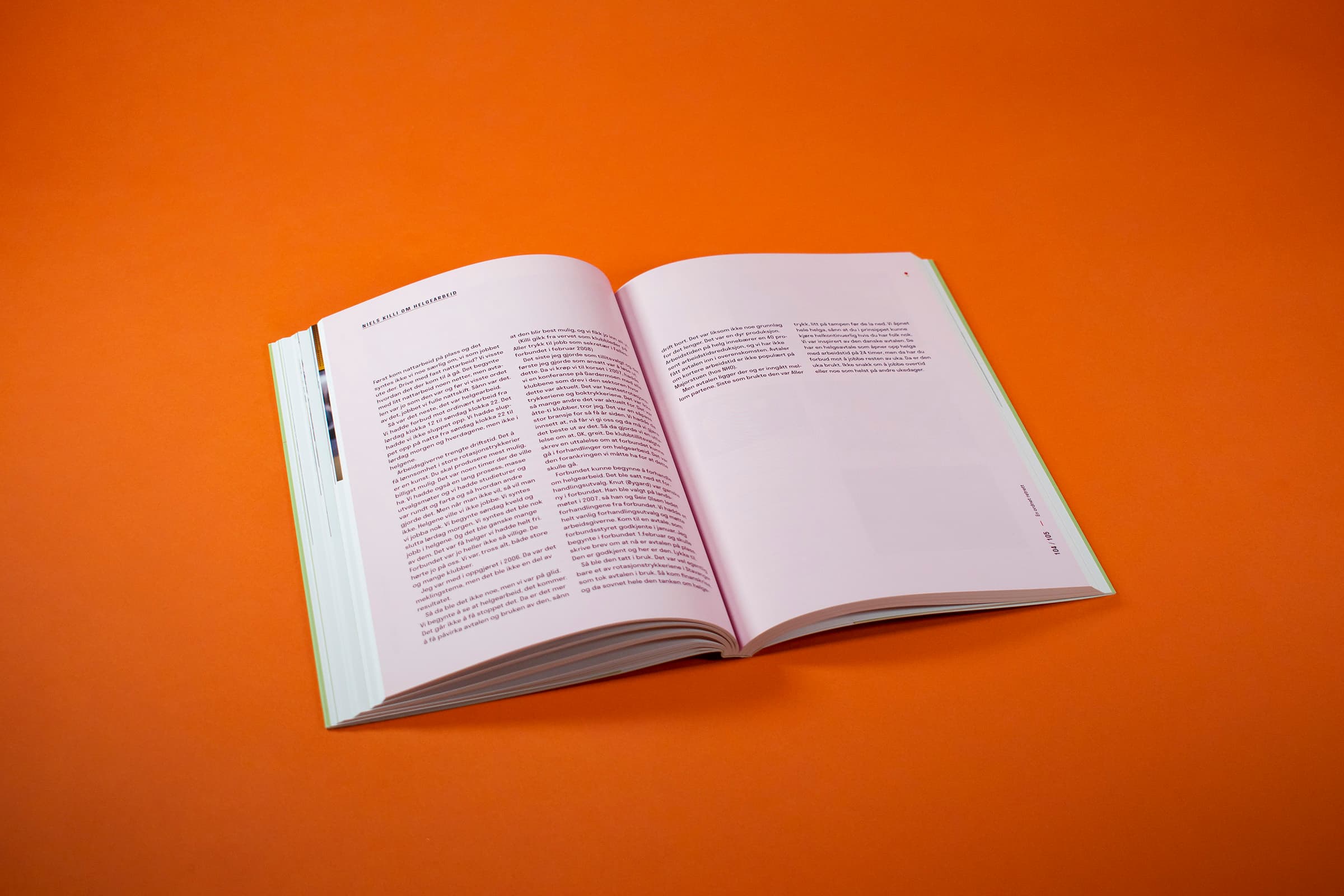 Bildet viser et oppslag i boken med rosa bakgrunnsfarge