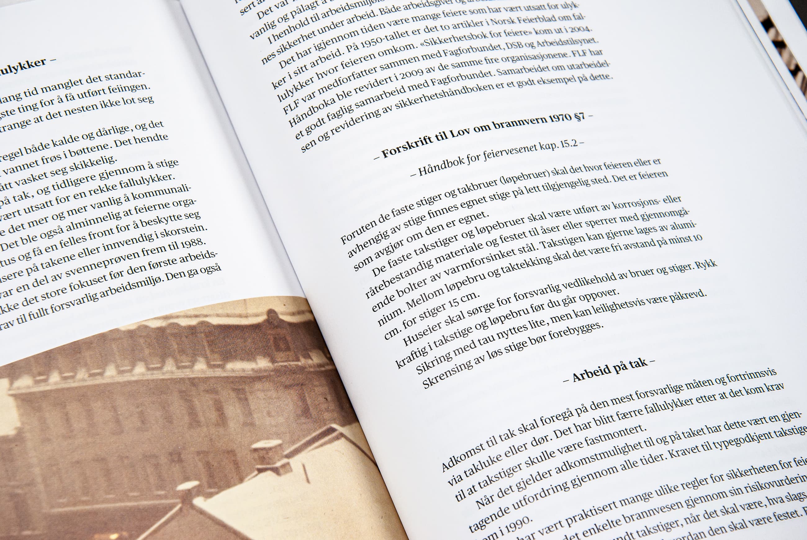 Bildet viser et nærbilde av boka. I venstre hjørne er det bilde av gamle bygninger. På sidene er det tekst, og forskjellige nivåer av overskrifter.