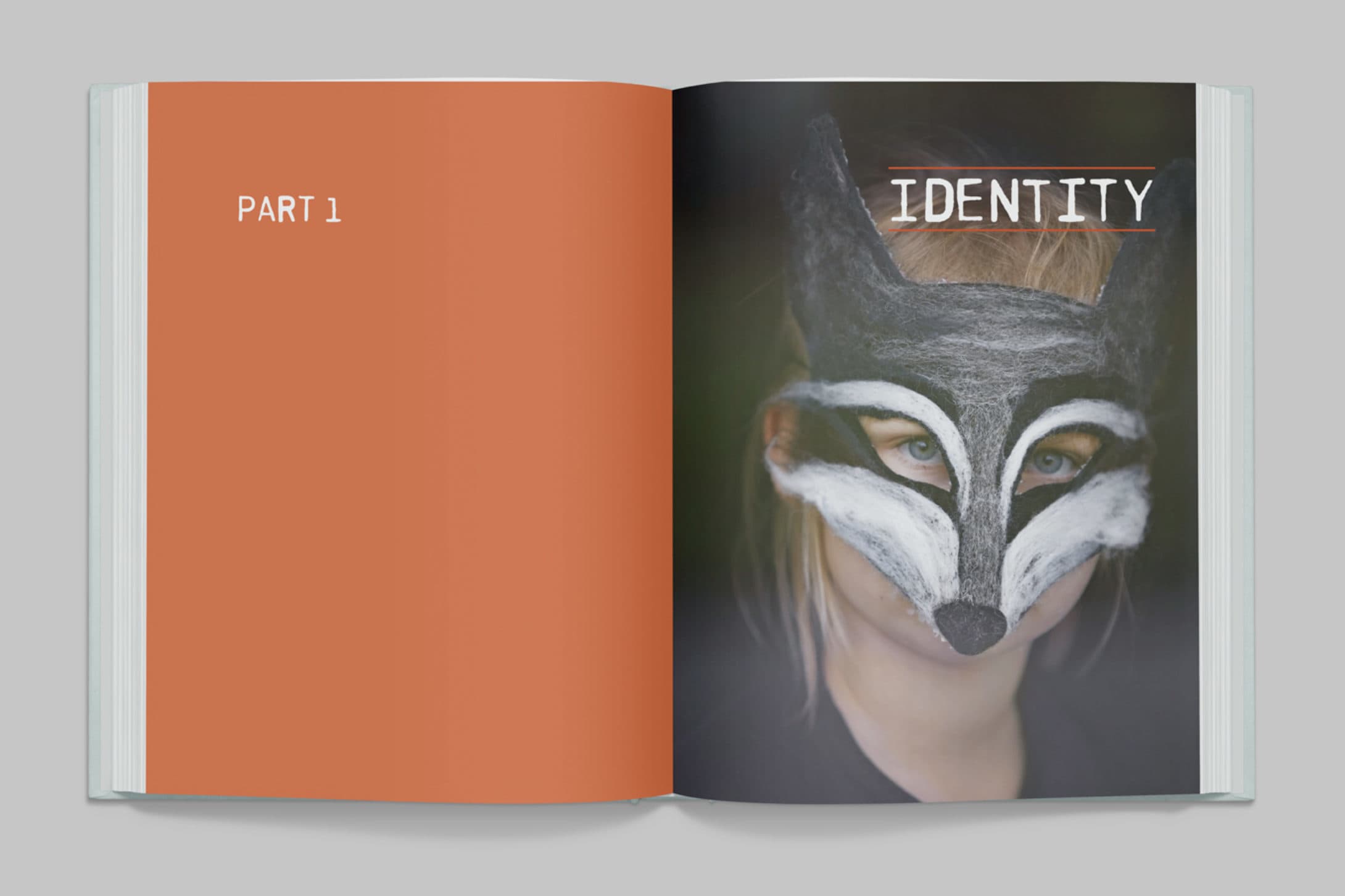 Bildet viser et oppslag i boken Echo. Venstre side er helt oransje, med teksten "Part 1", mens på høyre side er det et bilde av et barn med revemaske og teksten "identity".