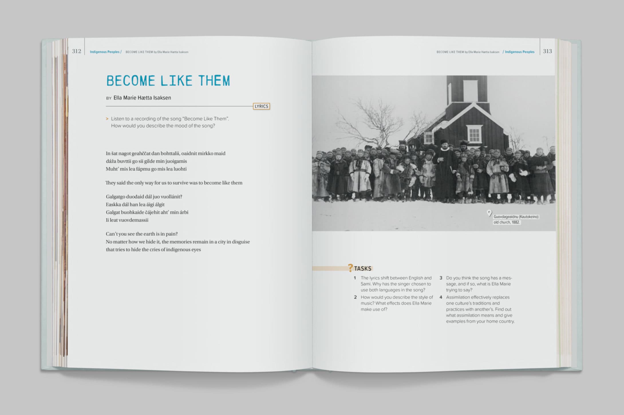 Bildet viser et oppslag i boken Echo. På venstre side er det en kapitteloverskrift og en sangtekst. På høyre side er det et bilde av en gruppe mennesker foran et hus, og en oppgavetekst under.
