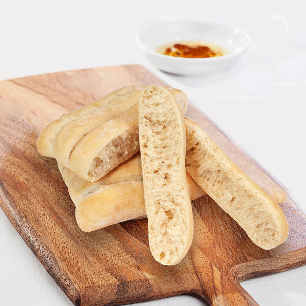 longues tranches de petit focaccia romarin sur une planche