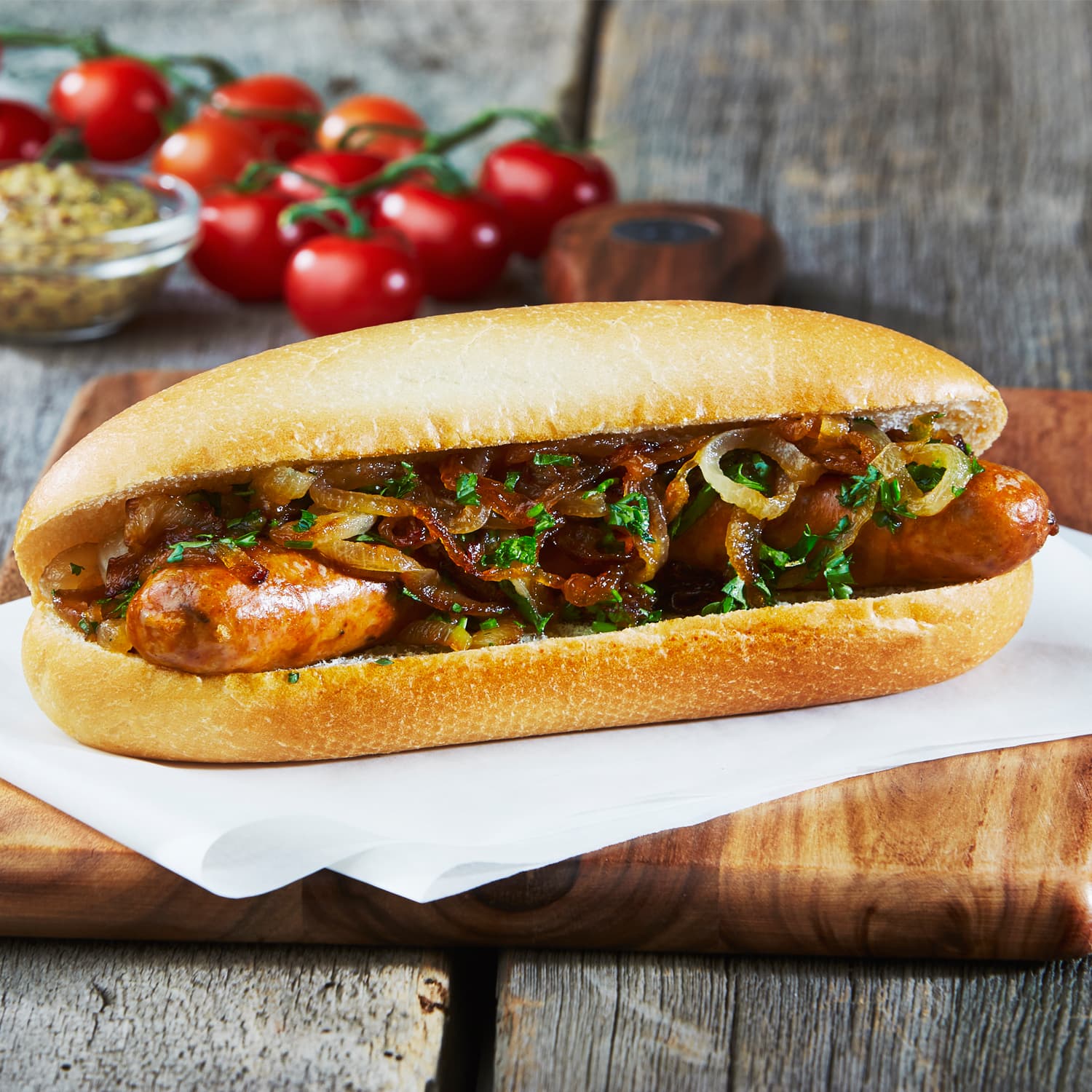sandwich pain sous-marin hot dog style brioche sur une planche