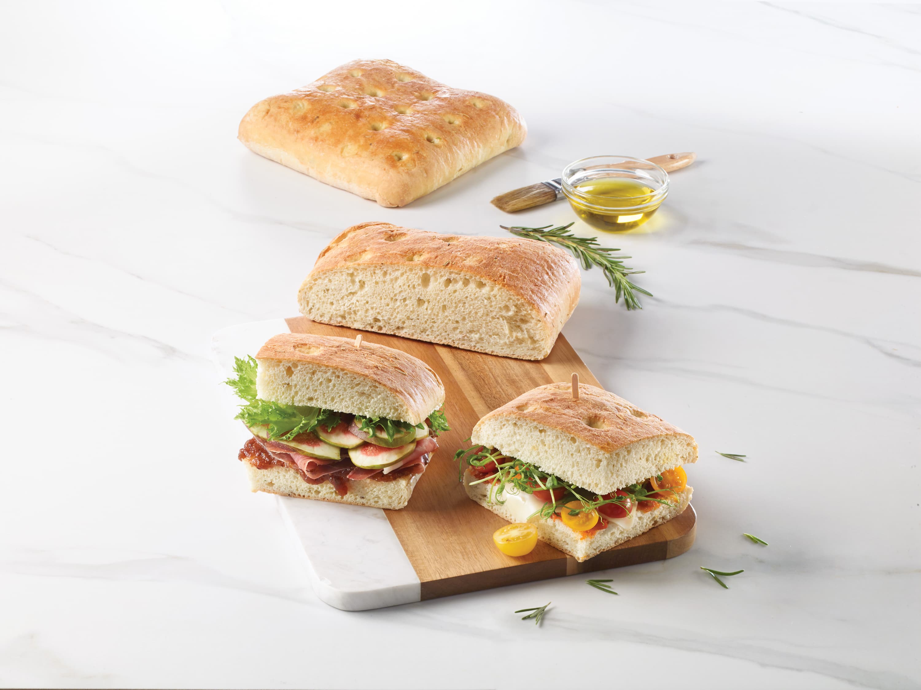 Focaccia romarin et huile d'olive idée sandwiches - prosciutto figues ou mozarella tomates