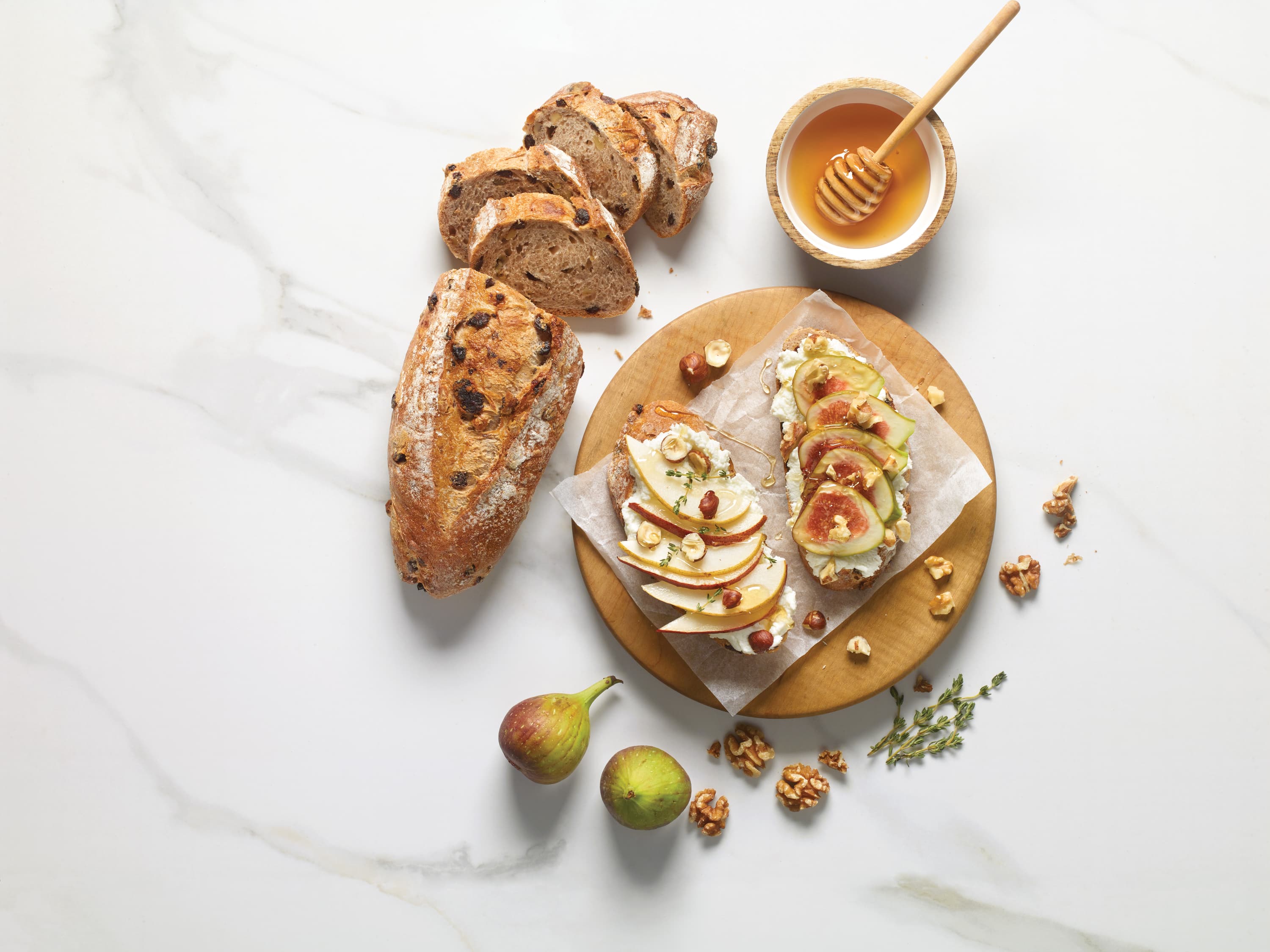 Miche Raisins et Noix en Tartines : ricotta + poires + noisette + miel + thym frais et ricotta, figues fraiches +noix de grenoble