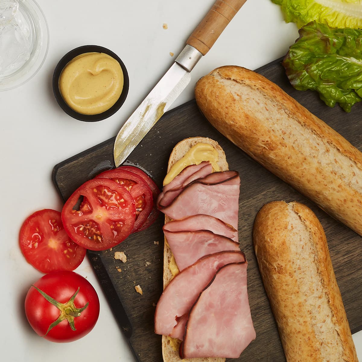 sandwichs pain panini au blé et moutarde à côté