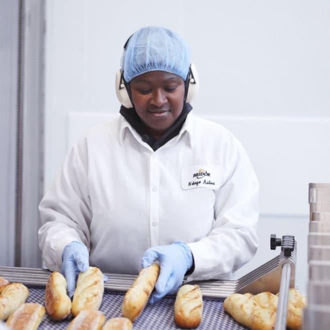 employé bridor travaillant à l'usine de près