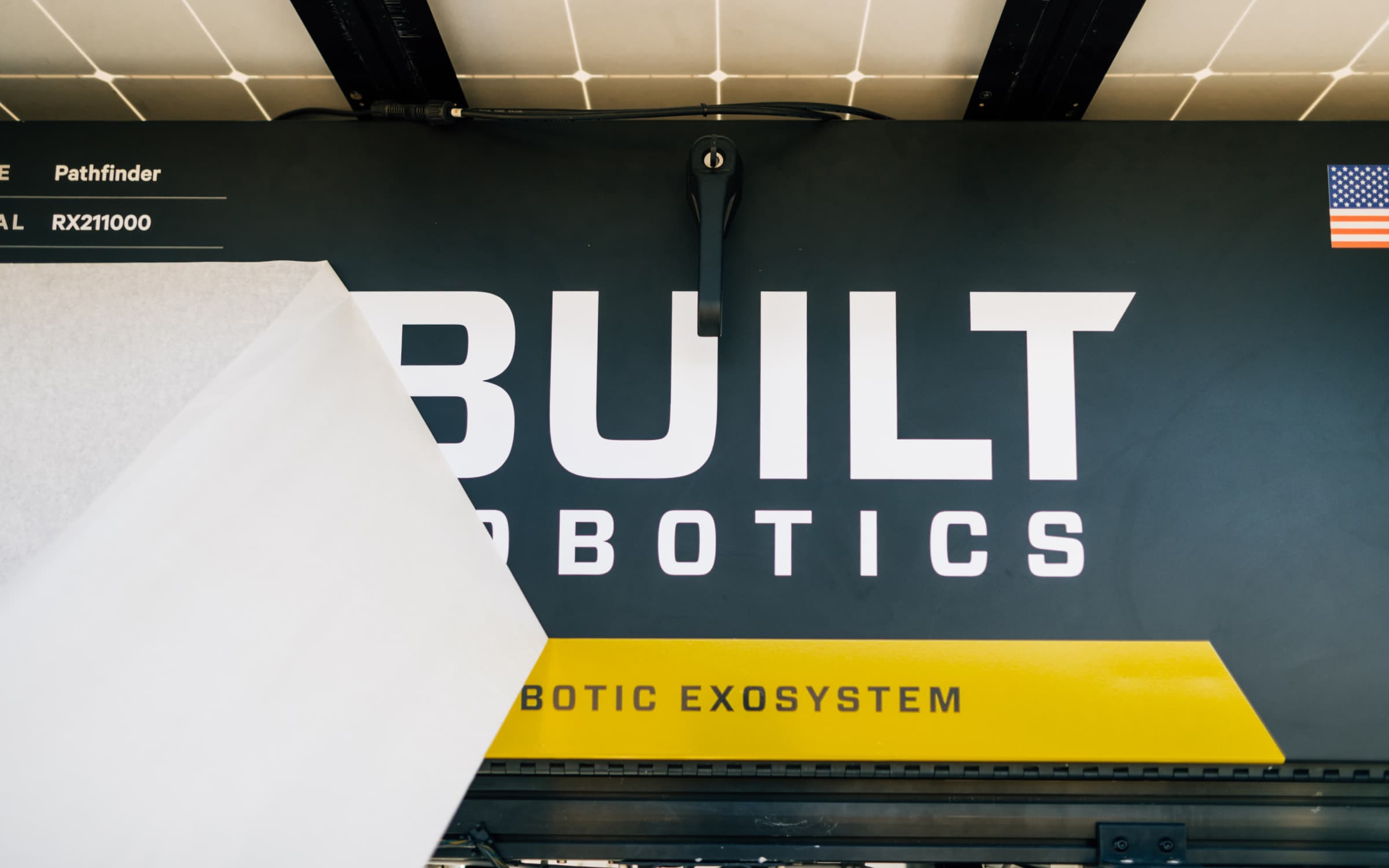 Logo label reveal