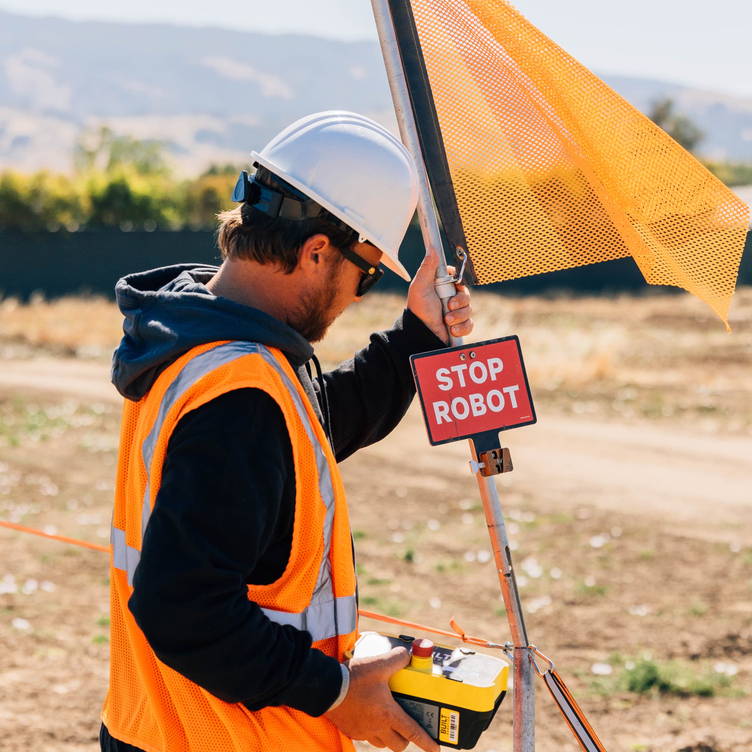 Reo putting up safety barrier flag